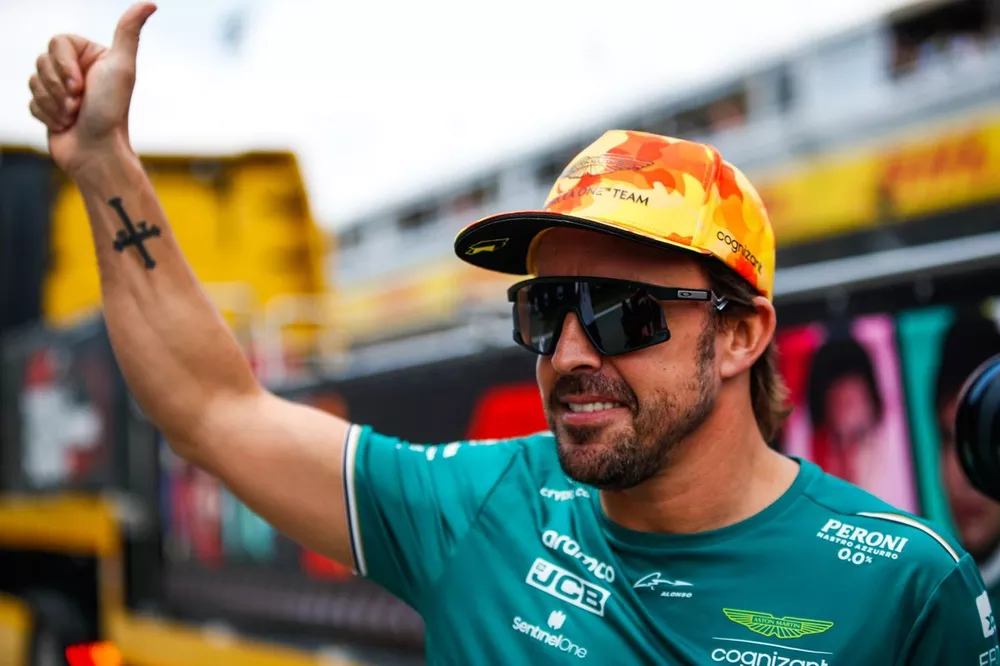 Fernando Alonso, Aston Martin F1 Team, on the drivers' parade