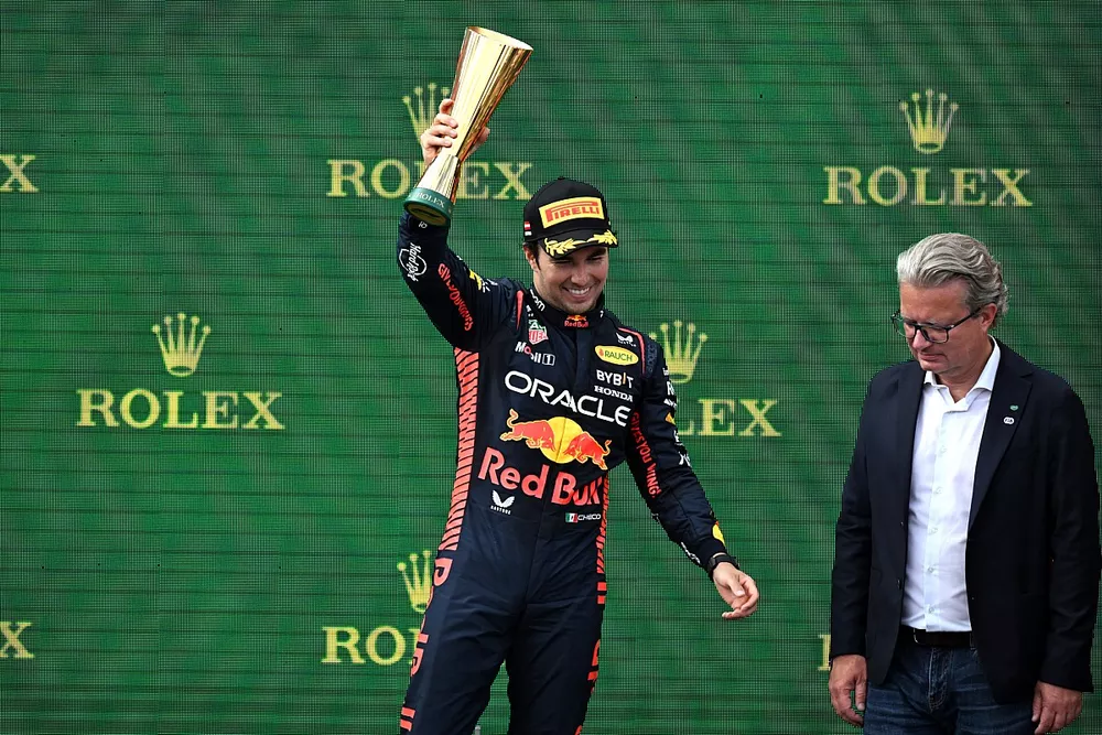 Podio: ganador Max Verstappen, Red Bull Racing, tercer  lugar Sergio P&eacute;rez, Red Bull Racing