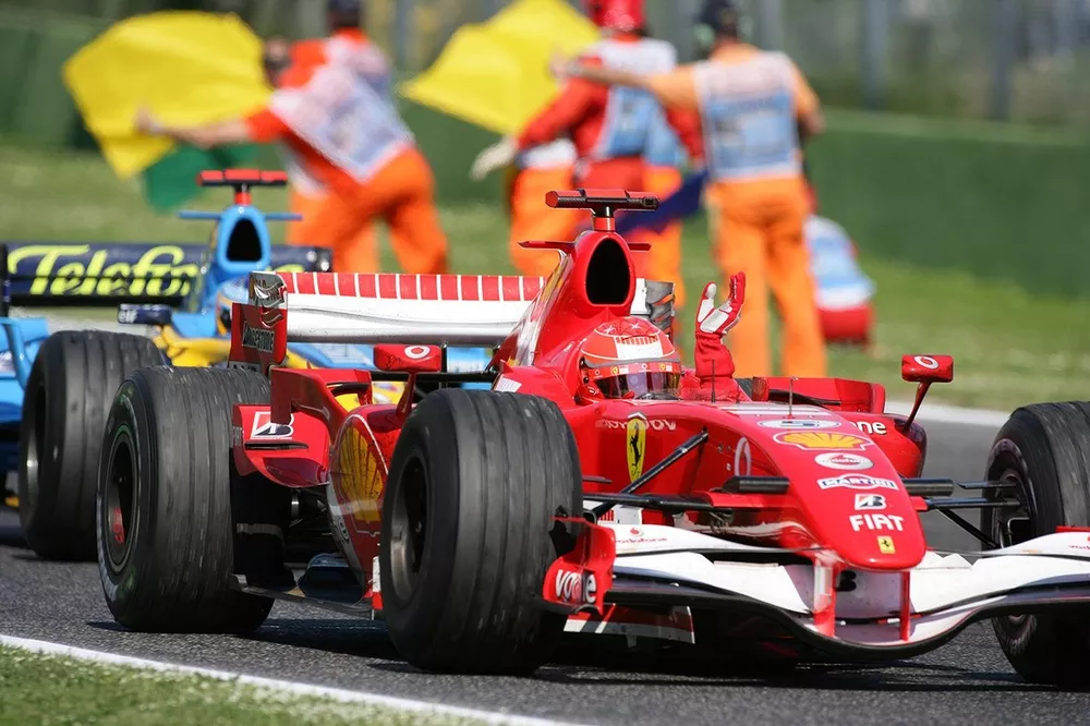 Michael Schumacher, Ferrari 248F1, Fernando Alonso, Renault R26