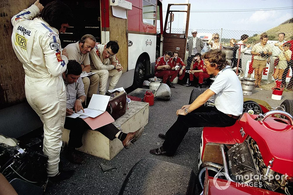 Debriefing session at Lotus with newcomer Emerson Fittipaldi, racing manager Dick Scammell, team boss Colin Chapman, John Miles and sitting on the Lotus, Jochen Rindt