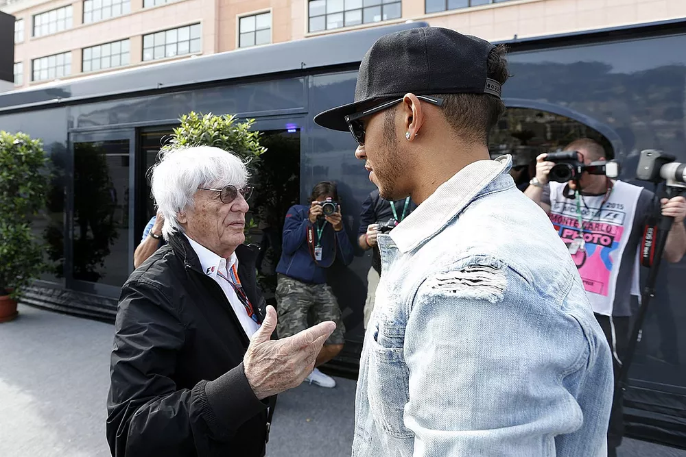 Bernie Ecclestone, CEO e presidente, FOM, e Lewis Hamilton, Mercedes AMG