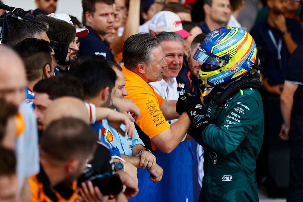 Fernando Alonso, Aston Martin F1 Team, felicita a Zak Brown, CEO, McLaren Racing