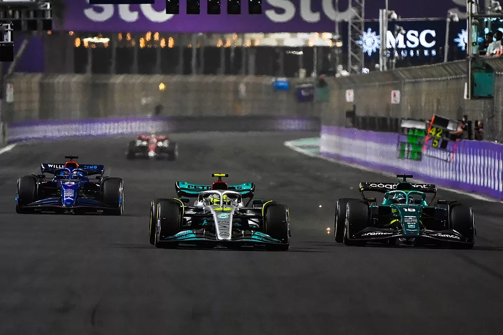 Lewis Hamilton, Mercedes W13, Lance Stroll, Aston Martin AMR22, Alex Albon, Williams FW44
