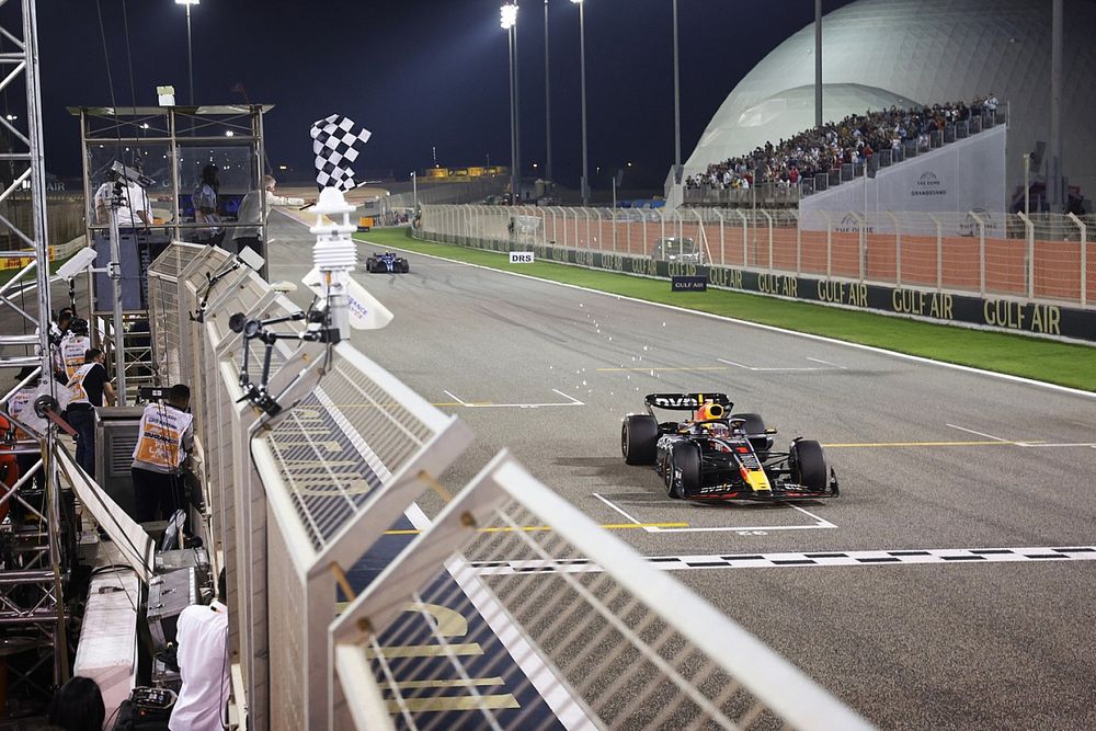 Max Verstappen, Red Bull Racing RB19, 1st position, takes the chequered flag