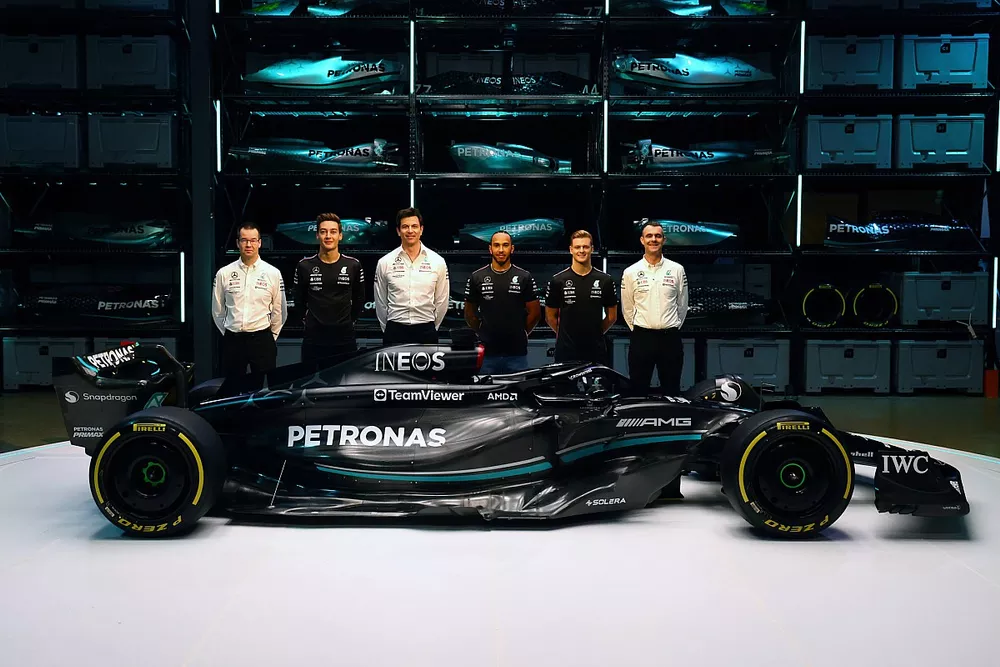 Lewis Hamilton, George Russell, Toto Wolff, Mercedes W14