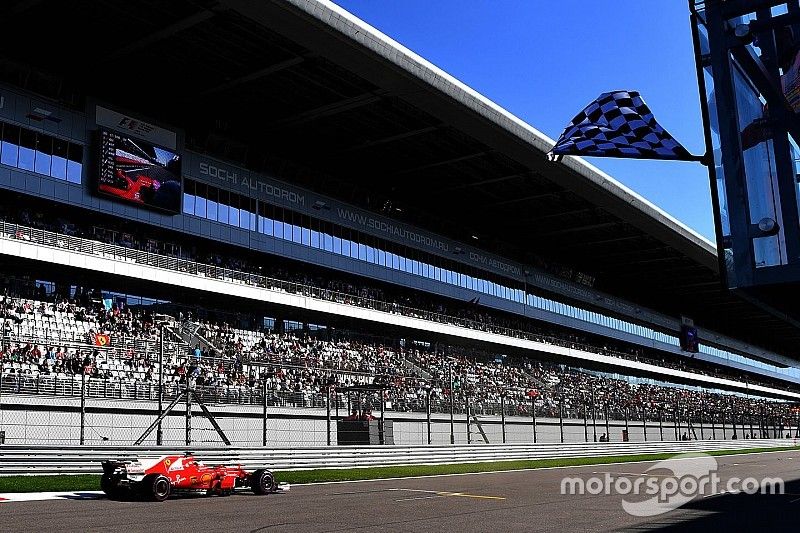Sebastian Vettel, Ferrari SF70H toma la bandera a cuadros