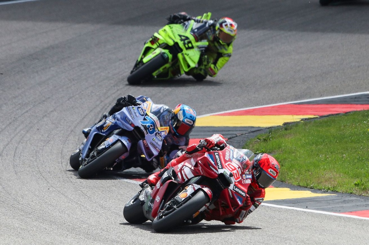 MotoGP | Marc Marquez domina la Sprint del Sachsenring. Podio tutto Ducati con Alex e Diggia