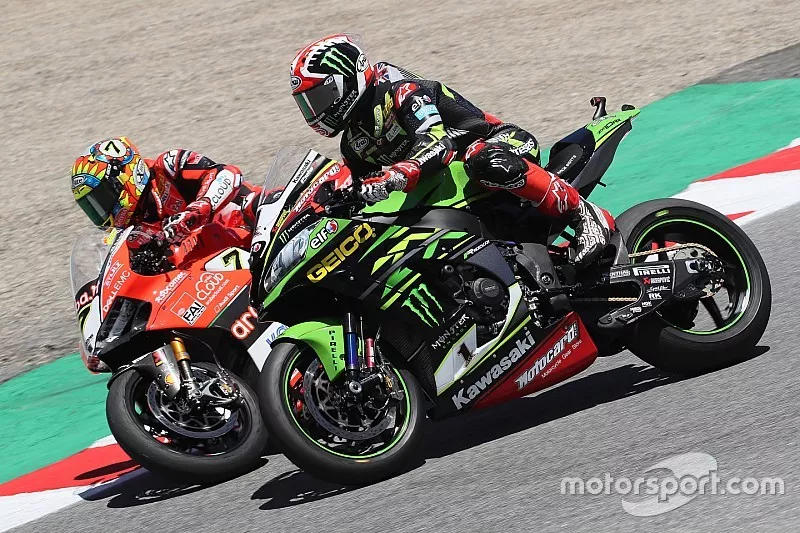 Jonathan Rea, Kawasaki Racing passes Chaz Davies, Aruba.it Racing-Ducati SBK Team