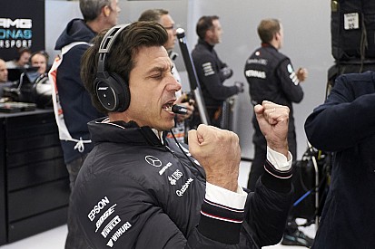 Wolff: "Un gran Lewis, el coche ha crecido y los puntos aún no están dados"