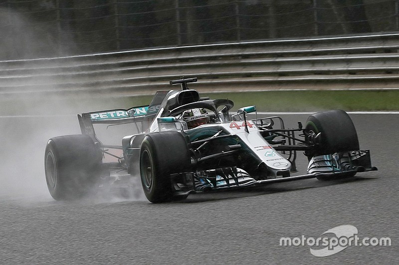 Hamilton le birla la pole a Ferrari bajo la lluvia en Spa