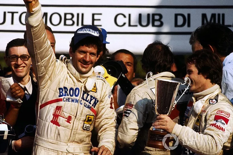 El ganador y campe&oacute;n el mundo, Jody Scheckter,  con Gilles Villeneuv, Ferrari