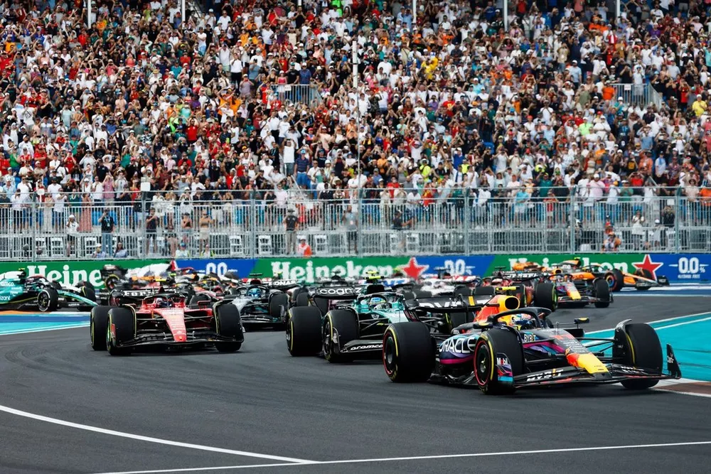 Sergio Perez, Red Bull Racing RB19 leads at the start