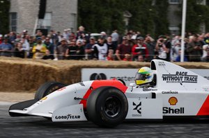 セバスチャン・ベッテル、マクラーレンMP4/8でイモラを走る。没後30年