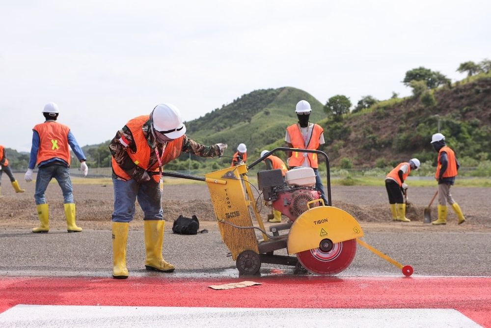 Proses pemotongan dan pembongkaran run-off aspal Sirkuit Mandalika.