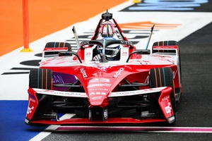 日産のローランドが今季初勝利！ セーフティカーも味方に上位陣ごぼう