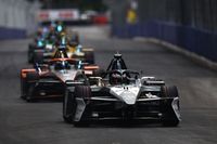 Evans wygrywa po starcie z ostatniego pola