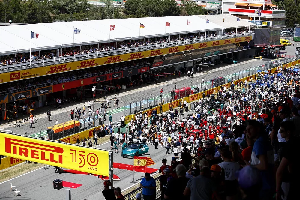 The busy pre race grid 