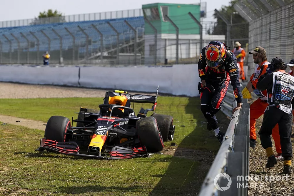 Alex Albon, Red Bull Racing RB16 despu&eacute;s de chocar