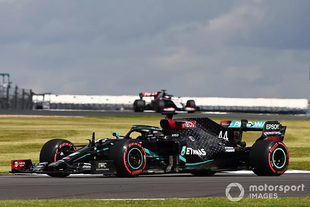 Lewis Hamilton, Mercedes F1 W11, Romain Grosjean, Haas VF-20