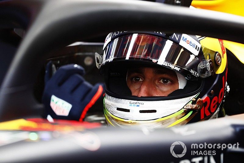 Daniel Ricciardo, Red Bull Racing RB14, se saca un guante y se prepara para salir del garaje.