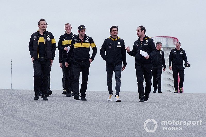 Carlos Sainz Jr, Renault Sport F1 Team caminan por el circuito
