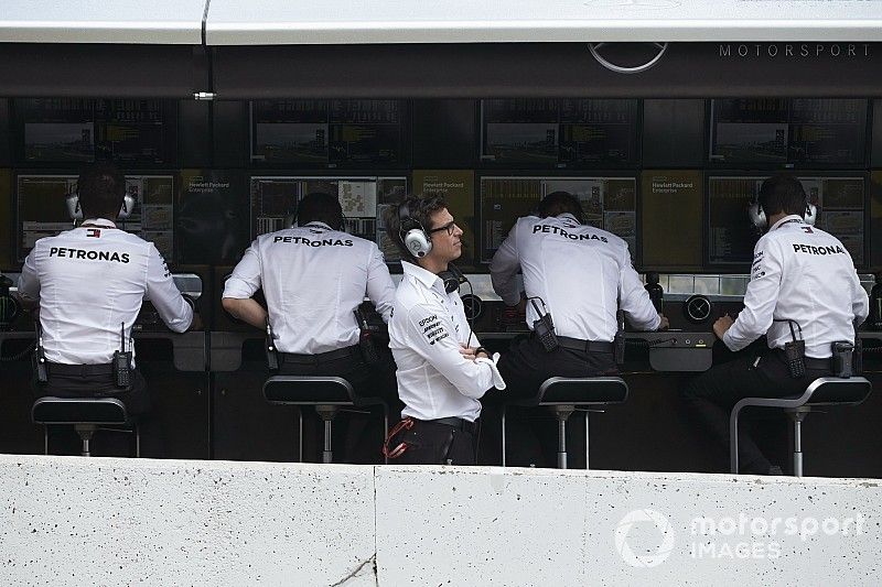 Toto Wolff, Mercedes AMG F1 Director de Motorsport, en el muro de pit