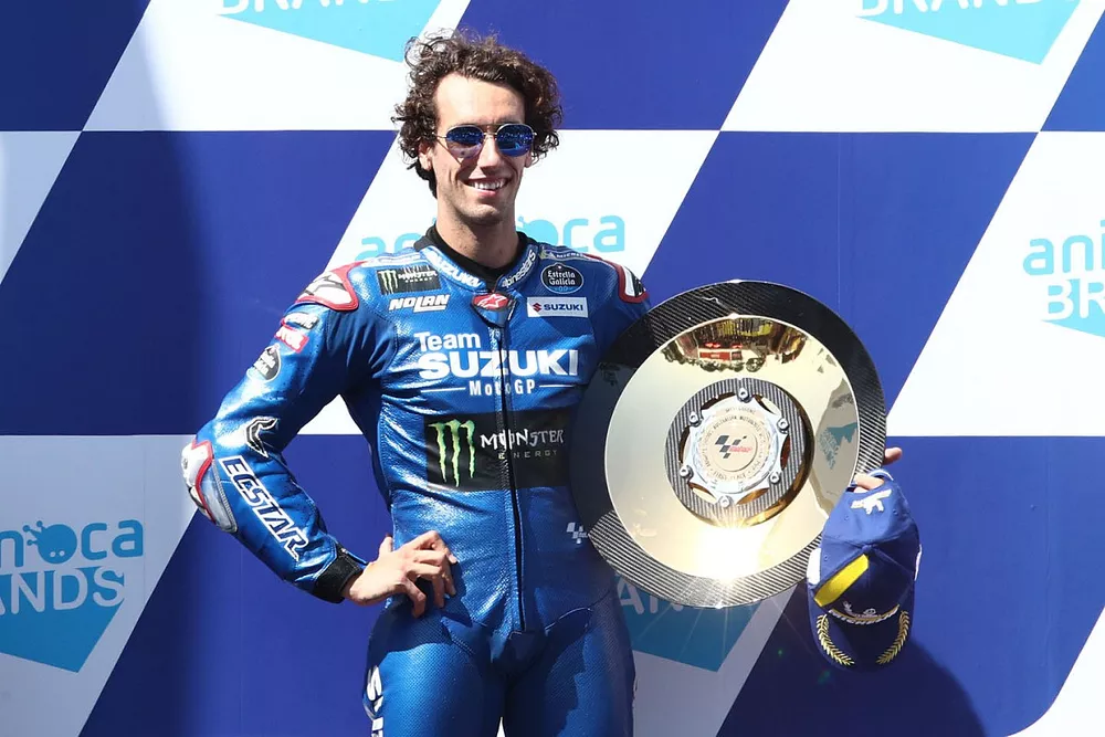 Le vainqueur Alex Rins, Team Suzuki MotoGP, avec son troph&eacute;e sur le podium