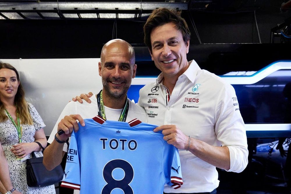 Toto Wolff, director del equipo y consejero delegado de Mercedes AMG, se re&uacute;ne con el entrenador de f&uacute;tbol Pep Guardiola y recibe una camiseta del Manchester City