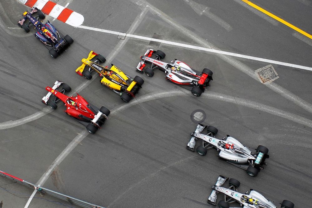 Mark Webber leads Sebastian Vettel, Reb Bull Racing and the chasing pack into Turn 1