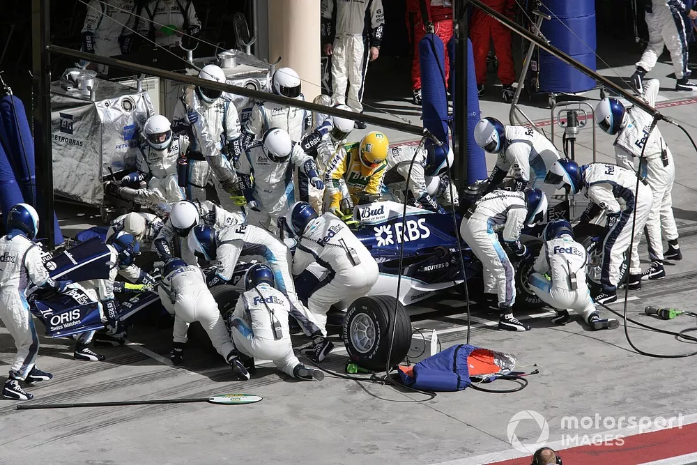Nico Rosberg, Williams FW28-Cosworth, makes a pitstop