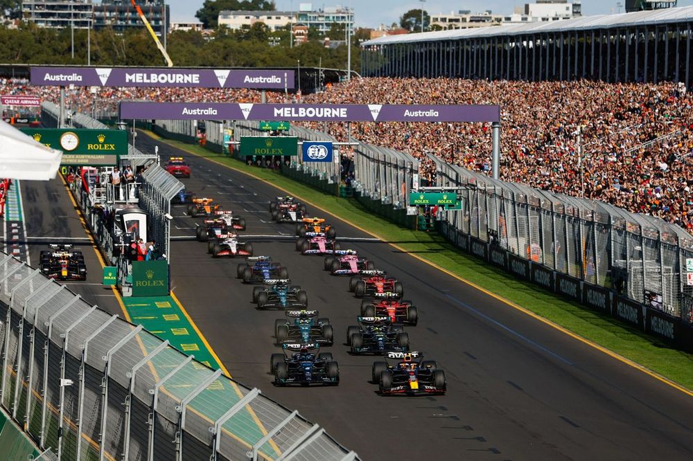 Max Verstappen, Red Bull Racing RB19, George Russell, Mercedes F1 W14, Lewis Hamilton, Mercedes F1 W14, Fernando Alonso, Aston Martin AMR23, Carlos Sainz, Ferrari SF-23, the rest of the field at the start