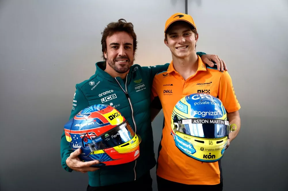 Fernando Alonso, Aston Martin F1 Team exchanges helmets with Oscar Piastri, McLaren 