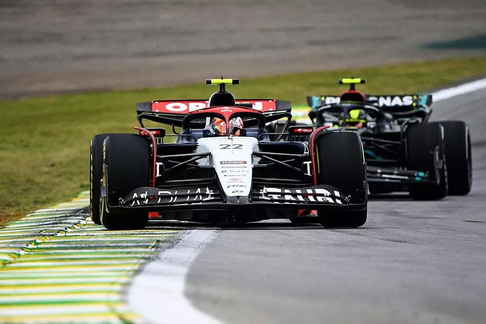 Yuki Tsunoda, AlphaTauri AT04, Lewis Hamilton, Mercedes F1 W14