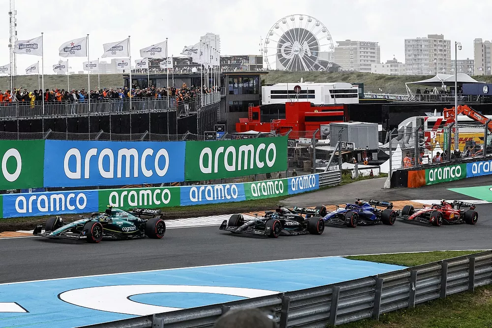Fernando Alonso, Aston Martin AMR23, lidera George Russell, Mercedes F1 W14, y Alex Albon, Williams FW45