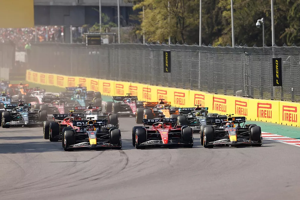 Charles Leclerc, Ferrari SF-23, Sergio Perez, Red Bull Racing RB19, Max Verstappen, Red Bull Racing RB19, Daniel Ricciardo, AlphaTauri AT04, Lewis Hamilton, Mercedes F1 W14, the rest of the field at the start