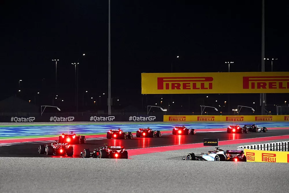 Alex Albon, Williams FW45, chases the pack at the start