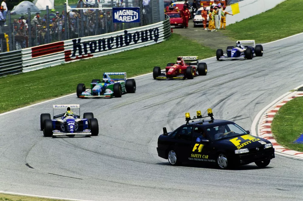 Ayrton Senna, Williams FW16 Renault, Michael Schumacher, Benetton B194 Ford, Gerhard Berger, Ferrari 412T1 en Damon Hill, Williams FW16 Renault, achter de Safety Car.