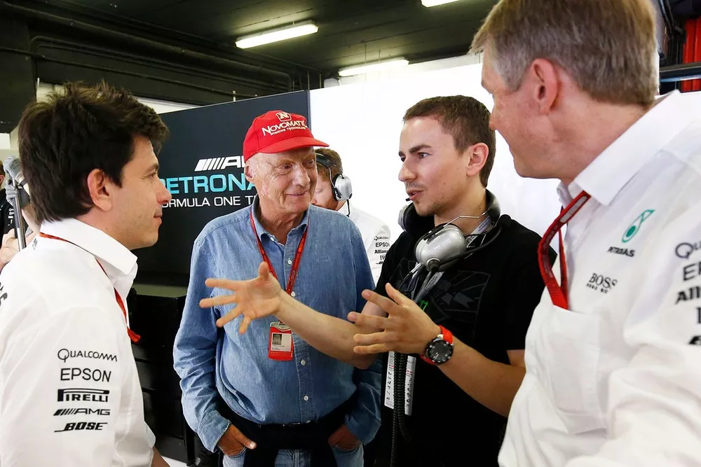 Jorge Lorenzo con Niki Lauda, Mercedes y Toto Wolff, Director Ejecutivo (Negocios), Mercedes AMG
