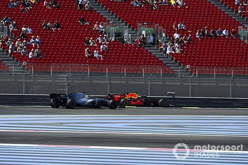 Lewis Hamilton, Mercedes AMG F1 W10 rejoins the track infant of Max Verstappen, Red Bull Racing RB15 