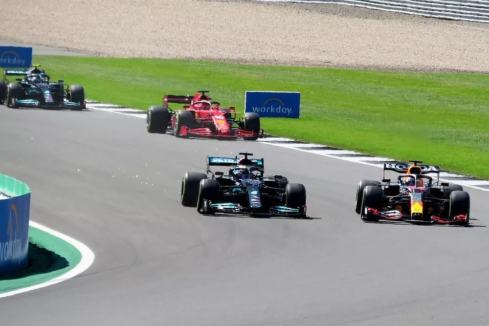 Lewis Hamilton, Mercedes W12 y Max Verstappen, Red Bull Racing RB16B
