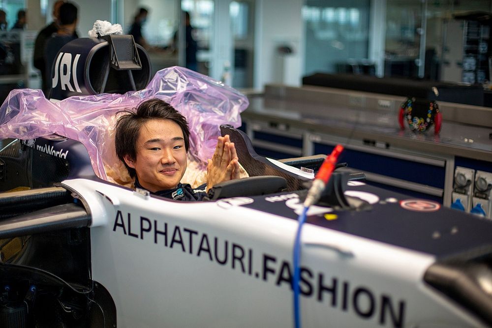 Yuki Tsunoda, Alpha Tauri, seat fitting 