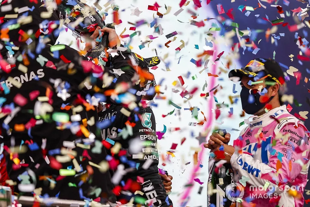 Podio: ganador y campe&oacute;n del mundo Lewis Hamilton, Mercedes-AMG F1 con Toto Wolff, Director Ejecutivo Mercedes AMG, segundo lugar Sergio P&eacute;rez, Racing Point, y tercer lugar Sebasti&aacute;n Vettel, Ferrari