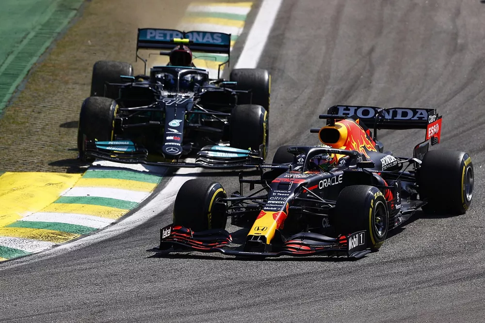Max Verstappen, Red Bull Racing RB16B, Valtteri Bottas, Mercedes W12