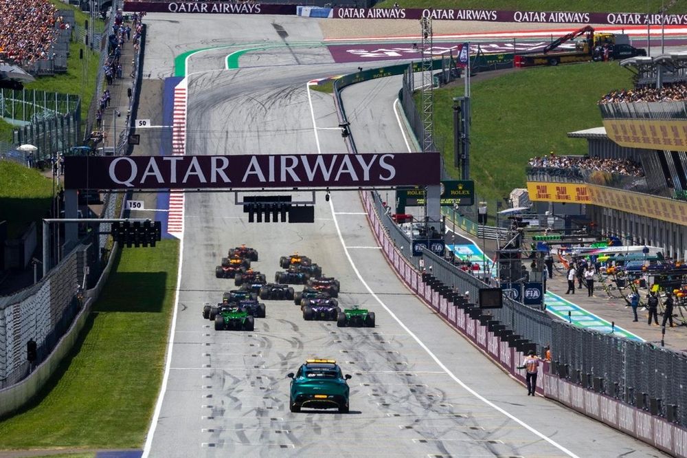 Max Verstappen, Red Bull Racing RB20, Lando Norris, McLaren MCL38, Oscar Piastri, McLaren MCL38