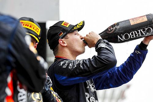 Entenda como história de amor com filha de Piquet ajuda Kvyat a obter melhor temporada na F1