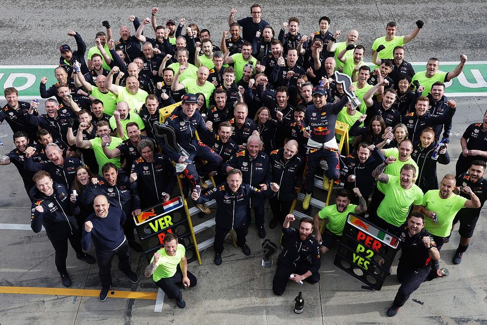 El ganador de la carrera, Max Verstappen, de Red Bull Racing, y el segundo lugar Sergio Pérez, de Red Bull Racing, celebran con el equipo