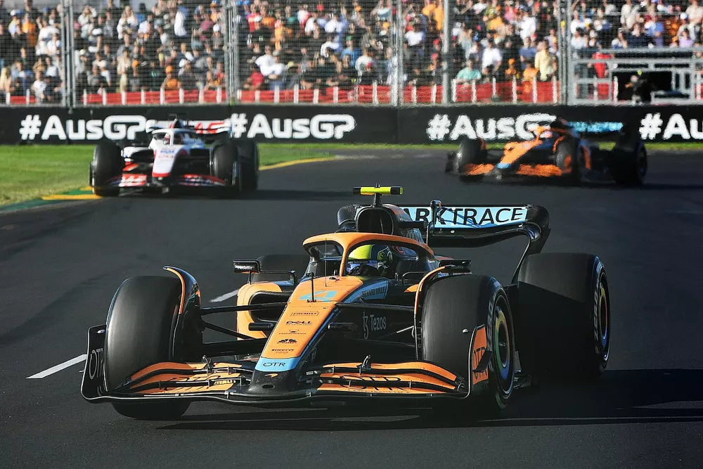 Lando Norris, McLaren MCL36, Kevin Magnussen, Haas VF-22, Daniel Ricciardo, McLaren MCL36