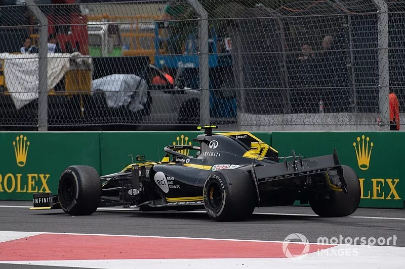 La voiture endommag&eacute;e de Nico Hulkenberg, Renault R.S. 19 