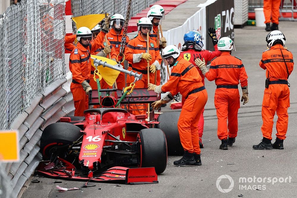 Los oficiales de pista asisten a Charles Leclerc, Ferrari SF21, tras su choque en la clasificaci&oacute;n