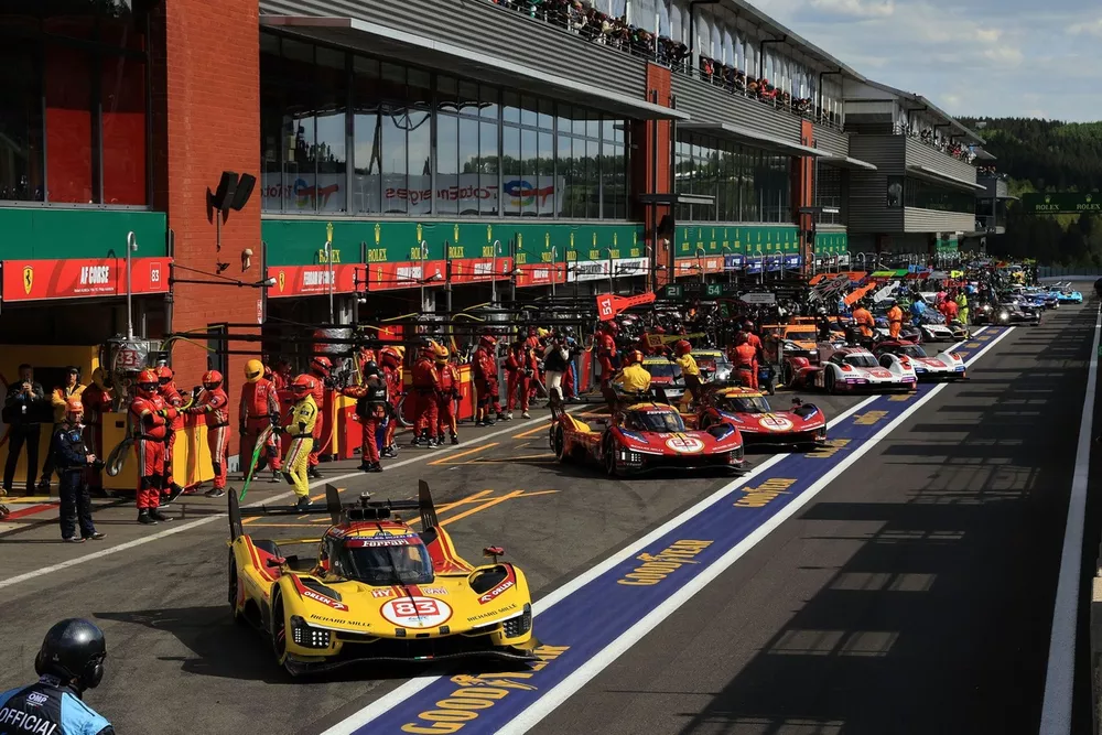 Auto in pit-lane